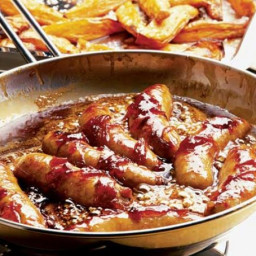 Sausages with quick onion gravy and sweet potato chips