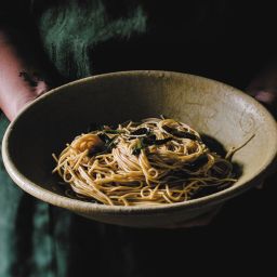 Scallion Oil Noodles (葱油拌面 / cōng yóu bàn miàn) 