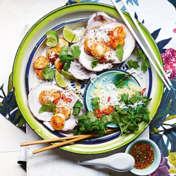 Scallop salad with Thai herbs, coconut and pomelo