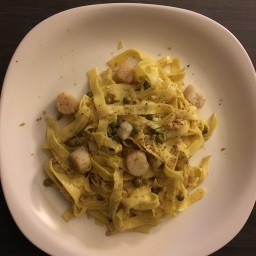 Scallops with linguine and peas