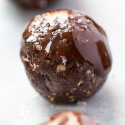 Sea Salt + Dark Chocolate Quinoa Energy Balls