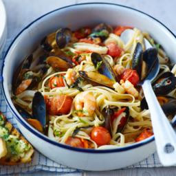 Seafood pasta with garlic bread