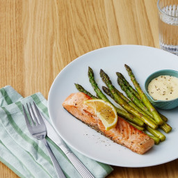Seared salmon with asparagus and 5-minute hollandaise