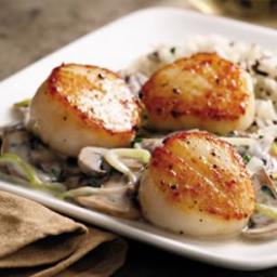 Seared Scallops with Brandied Leeks  and  Mushrooms