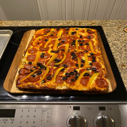 sicilian-pizza-with-pepperoni-and-spicy-tomato-sauce-recipe-598ce24e31ecb0e5c1dd3620.jpg