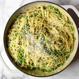 Simple Spaghetti with Peas, Garlic and Parmesan
