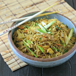 singapore-rice-noodles-with-chicken-1888547.jpg