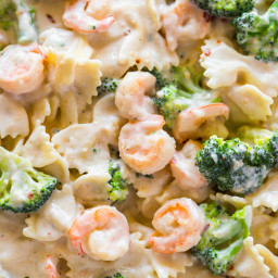 Skinny Garlic Shrimp & Broccoli Alfredo