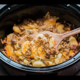 SLOW COOKER BEEF AND POTATO AU GRATIN