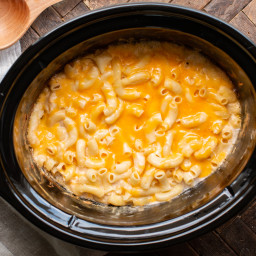 slow-cooker-mac-and-cheese-2400708.jpg