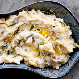 slow-cooker-rosemary-garlic-mashed-potatoes-1833586.jpg