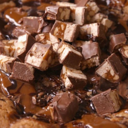 Snickers Skillet Cookie