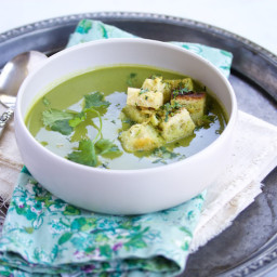 Sopa de brócoli, espinaca y cilantro con crutones
