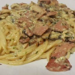 Spaghetti alla carbonara with mushrooms