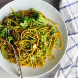 Spaghetti integrali con broccoli, noci e curcuma