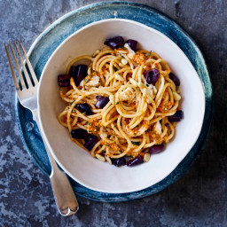 Spaghetti with ajvar, mozzarella and smashed olives