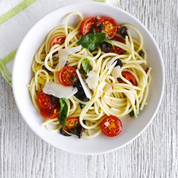 Spaghetti with cherry tomato and black olive sauce