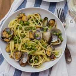 Spaghetti with clams and peas