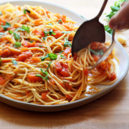 Spaghetti With Fresh Tomato and Basil Sauce