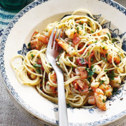 Spaghetti with garlic butter, bacon and prawns