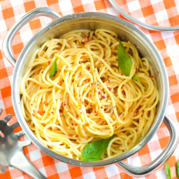 Spaghetti with Garlic, Olive Oil and Chili Flakes
