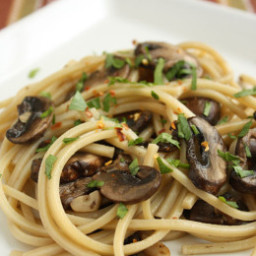 spaghetti-with-mushrooms-garlic-and-oil-2309642.jpg