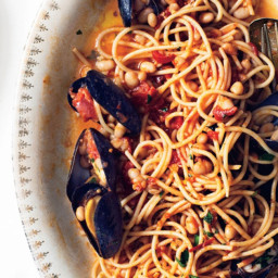 Spaghetti With Mussels and White Beans