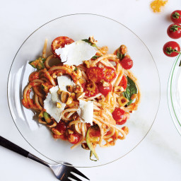 Spaghetti with No-Cook Tomato Sauce and Hazelnuts