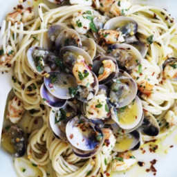 Spaghetti with prawns, clams and chilli