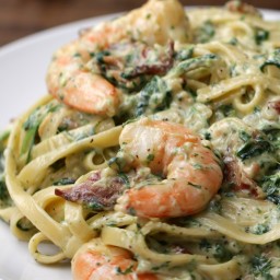 Spaghetti with shrimps and spinach