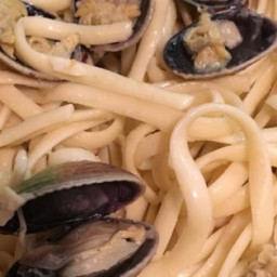 spaghetti-with-white-clam-sauce-recipe-2160278.jpg