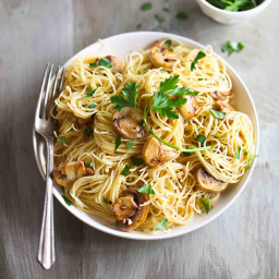 spaghettini-with-mushrooms-garlic-and-oil-1636540.jpg