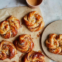 Spiced apple and rum buns 