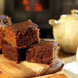 Spiced gingerbread cake