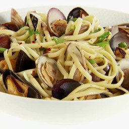 spicy-linguine-with-clams-and-mussels-1851662.jpg
