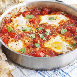 Spicy tomato baked eggs