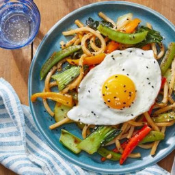 Spicy Vegetable & Udon Stir-Fry with Sunny Side-Up Eggs