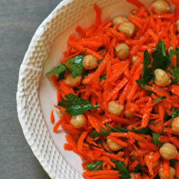 Spicy Carrot Salad with Chickpeas and Parsley