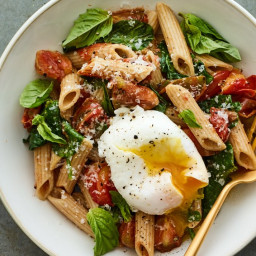 Spinach and Tomato Pasta With a Poached Egg