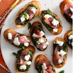 Spinach-Mint Pesto Toasts With Prosciutto and Goat Cheese