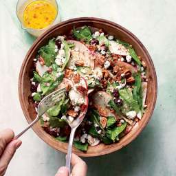 Spinach salad with apple and blue cheese