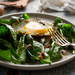 spinach-salad-with-pancetta-and-fried-eggs-1806962.jpg