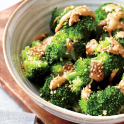 Steamed Broccoli with Peanut Sauce