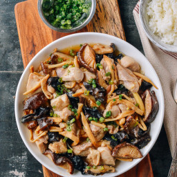 Steamed Chicken with Mushrooms and Dried Lily Flowers