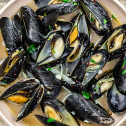 Steamed Mussels in Garlicky White Wine Broth