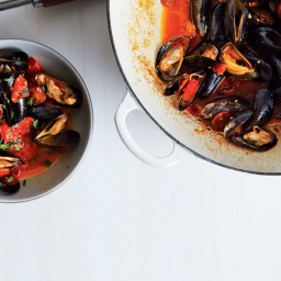 steamed-mussels-with-tomato-and-chorizo-broth-2313265.jpg