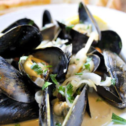 Steamed Mussels with White Wine Broth