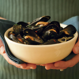 Steamed Mussels with Wine, Garlic & Parsley