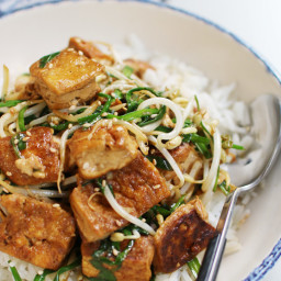 Stir-fried tofu with bean sprouts and Chinese chives