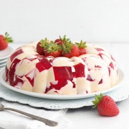 strawberries-and-cream-gelatin-2588325.jpg